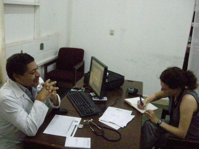 The author interviewing a doctor at a Chqiuita plantation near La Lima (HON), September 2014 (source: private)